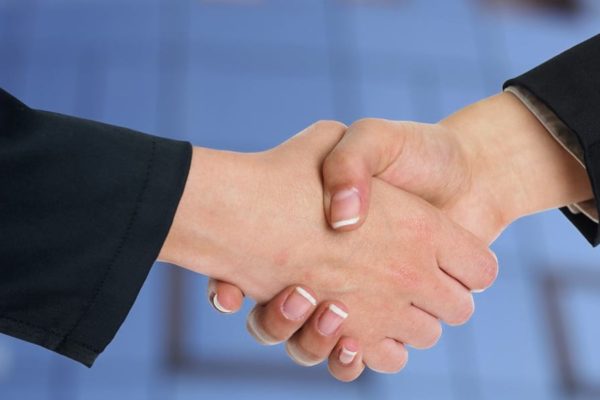 Les clauses attributives et compromissoires dans les groupes de contrats entre les mêmes parties